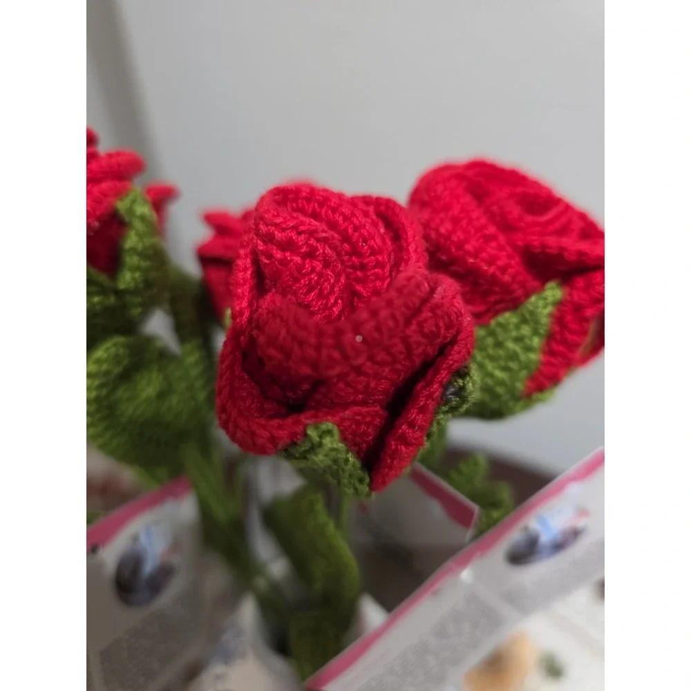 Set of 5 Handmade Crochet Red Rose Stems – Artificial Floral‎ Decor